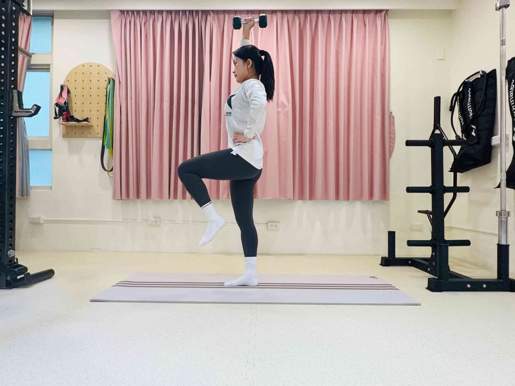 弓箭步合併單腳站立-結束